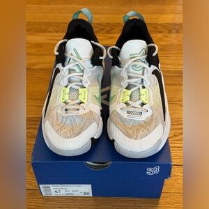 Giannis Immortality 2, kids basketball sneaker. Size 4.5. Very good cond.